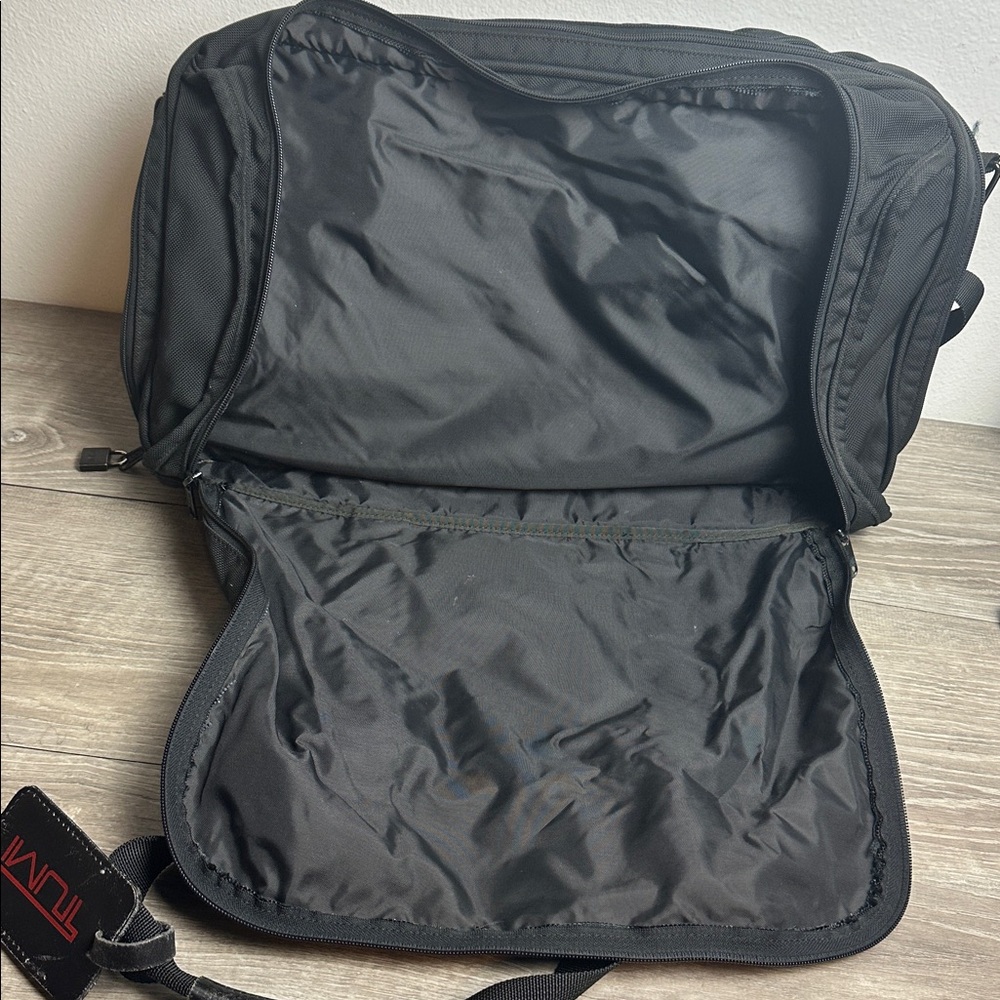Tumi Travel Duffle Weekender Carry On Bag - Picture 4 of 9